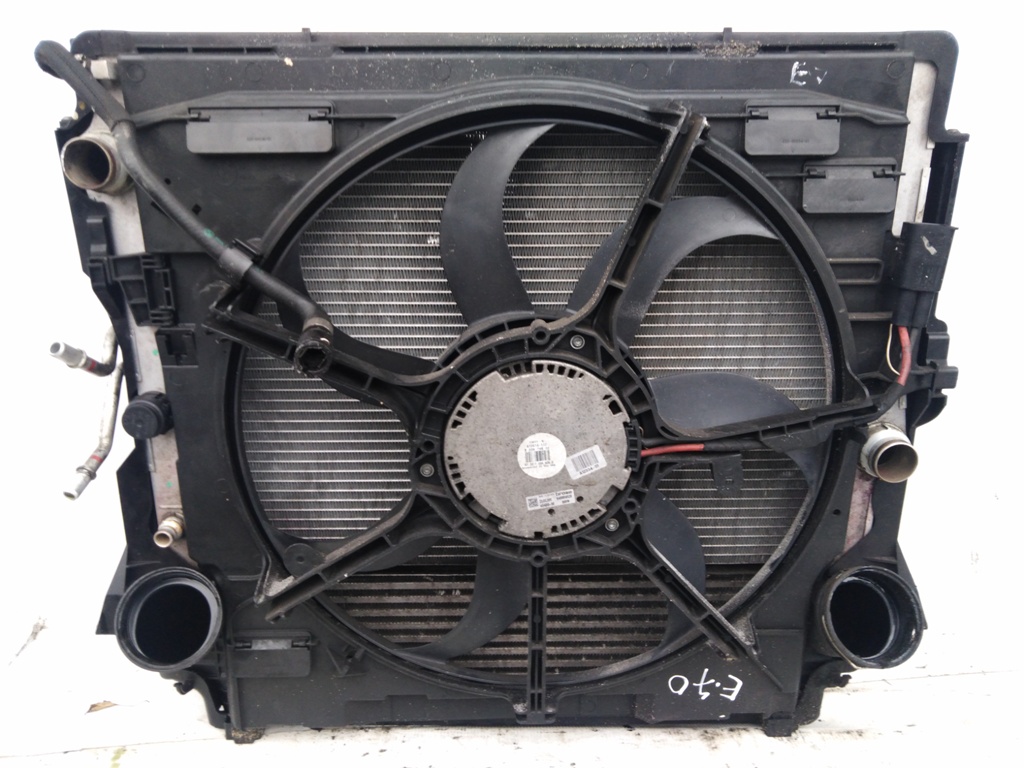 Вентилятор бмв х5 е53. Радиатор BMW x5 e70. Крепление радиатора БМВ х5 е53. Кассета радиатора БМВ х5 е70. Кассета радиаторов БМВ е60.